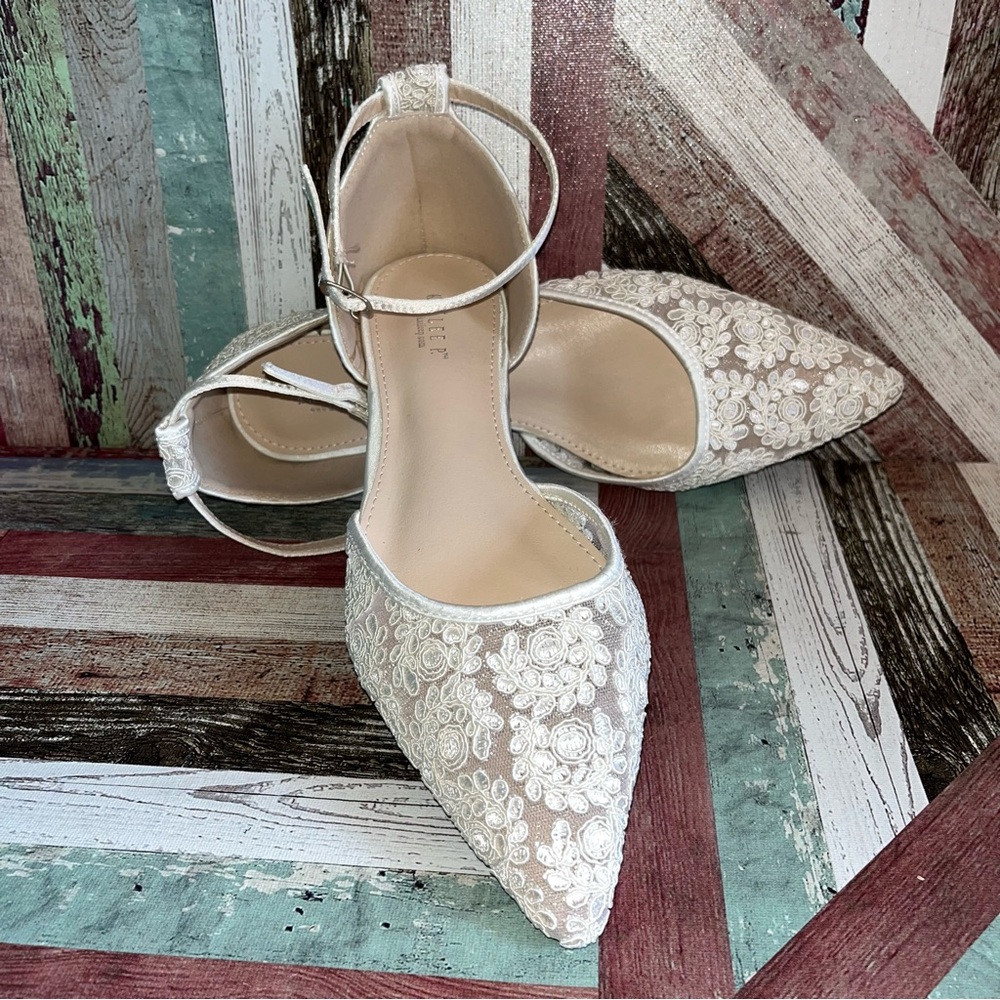 Elegant Lace Flats in Cream